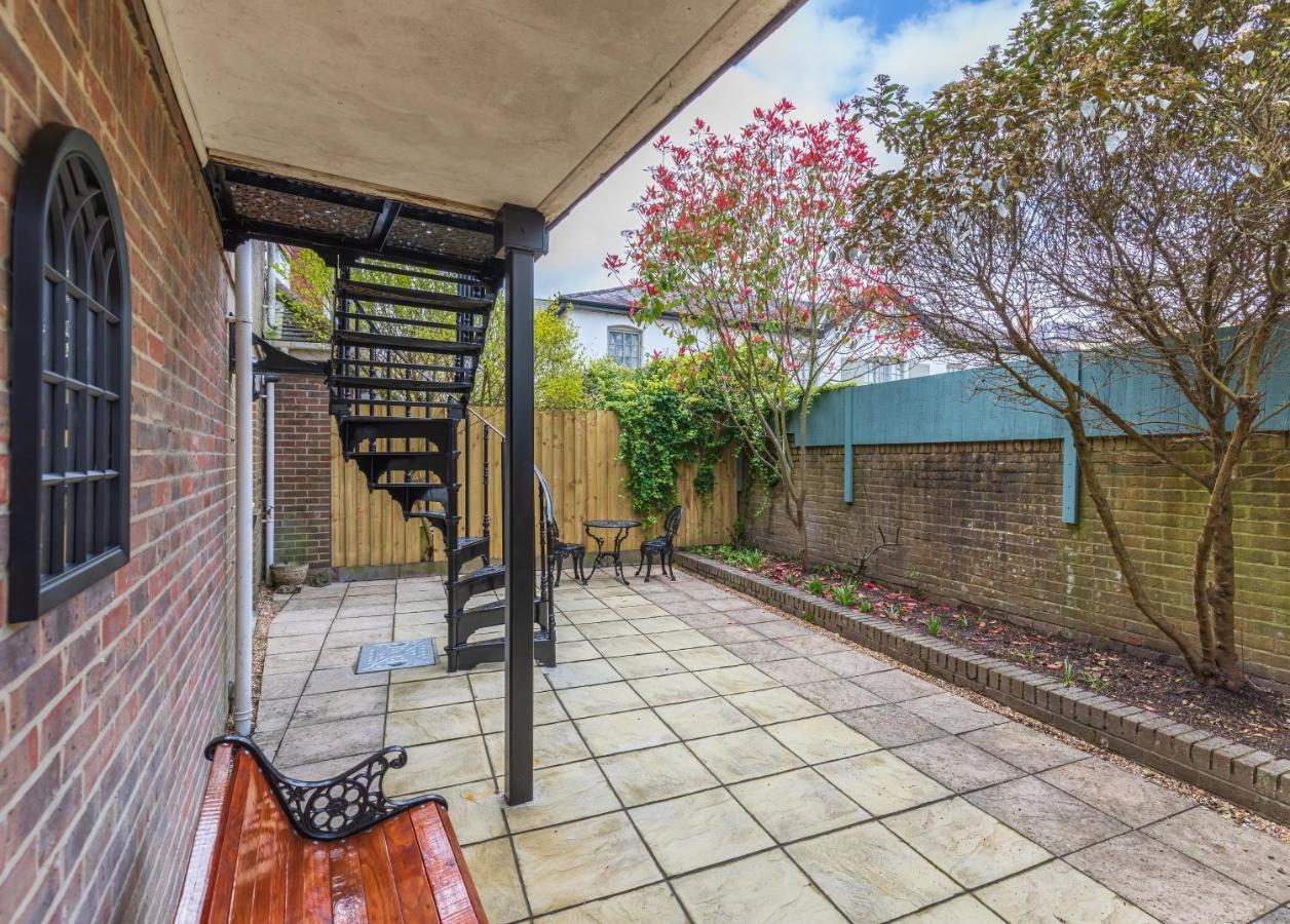 4 Bed City House With Private Garden And Parking Винчестер Экстерьер фото